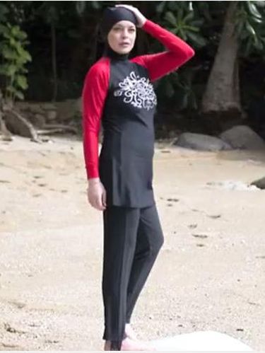 Dikabarkan Mualaf, Lindsay Lohan Tampil Tertutup Pakai Burkini di Pantai