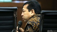 Ketua DPR Setya Novanto memberikan kesaksiannya di Pengadilan Tipikor, Jakarta, Kamis (6/4/2017).