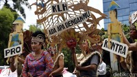 Aksi tersebut digelar di depan kantor Kementerian Lingkungan Hidup dan Kehutanan, Jl DI Panjaitan, Jakarta Timur, Kamis (6/4/2017)  