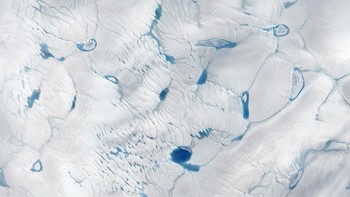 Foto ini memperlihatkan lelehan gletser di Greenland saat musim panas. Foto: NASA