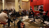 Nidji saat mempersiapkan penampilannya besok di detikHOT. (Dok. Nidji)