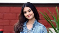Senyum manisnya bikin pria jatuh hati. Pool/Noel/detikFoto.