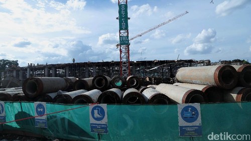 Menteri Perdagangan Internasional Inggris, Liam Fox menyambangi proyek velodrome di Rawamangun, Jakarta, Kamis (6/4/2017). Proyek tersebut dikerjakan dengan melibatkan dua perusahaan Inggris yakni Mott Mcdonald dan ES Global.