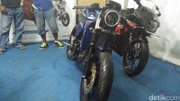 Bodi slut-nya kita ganti, terus bodi belakang dudukan jok kita ganti pake karbon, asli karbon, sama side covernya itu plat 1,2 mili. Untuk mesin enggak diubah, tangki harus standar, speedometer asli cuma covernya dicopot, sama lampunya pakai day maker aftermarket, setang asli, tuturnya.