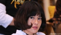 Tatapan mata Dian Sastro membuat para pria luluh. Hanif Hawari/detikHOT