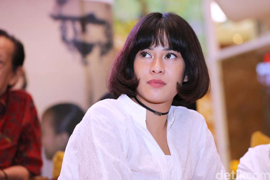 Ayu Tenan Dian Sastrowardoyo dengan Kebaya Putih Ayu Tenan Dian Sastrowardoyo dengan Kebaya Putih