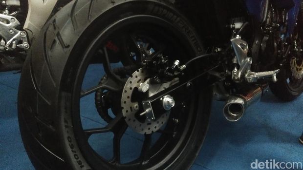 Suzuki GSX R150 Berbadan Cafe Racer Suzuki GSX R150 Berbadan Cafe Racer
