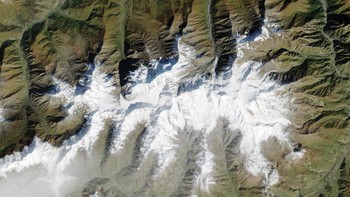 Runtuhan gletser di pegunungan Kaukasus. Foto: NASA