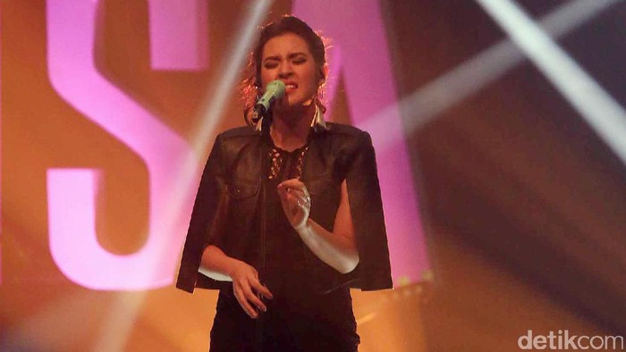 Raisa Bakal Ramaikan Parade Asia Afrika Carnival di Bandung