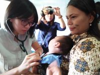 Istri Ahok Temui Warga yang Anaknya Mikrosefalus