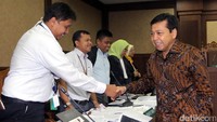 Setya Novanto menyalami JPU seusai sidang.
