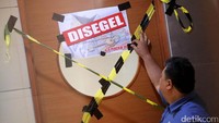 Penyegelan dilakukan karena jajaran direksi dianggap tidak mampu menangani kekisruhan antara manajemen JICT dengan Pelindo II.