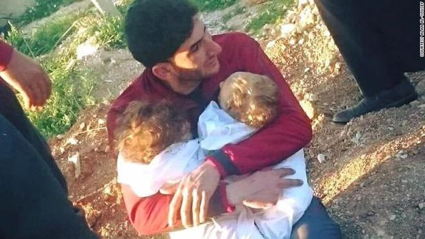 Youssef saat memeluk bayi kembarnya yang tewas