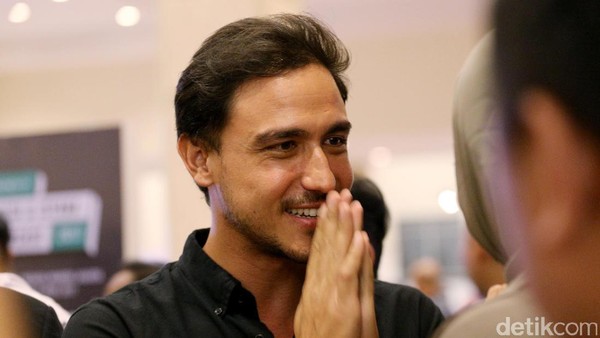 Senyuman Hamish Daud di Showcase Raisa X Isyana
