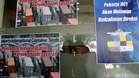 Massa menempelkan berbagai stiker di kaca kantor JICT.