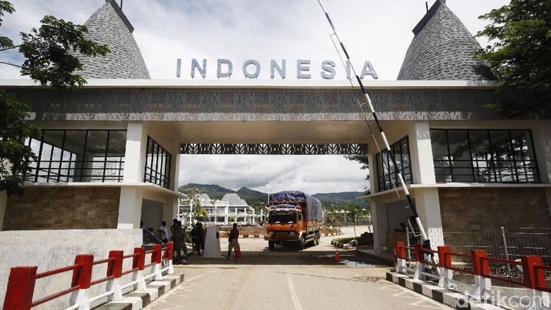 Kerennya PLBN Motaain Melihat Lebih Dekat PLBN Motaain
Suasana Pos Lintas Batas Negara (PLBN) Terpadu Motaain di Kabupaten Belu, Nusa Tenggara Timur (NTT) yang baru saja diresmikan oleh Presiden RI Joko Widodo beberapa waktu lalu, Sabtu (04/04/2017). PLBN Motaain merupakan satu dari tujuh PLBN yang dipugar pemerintah, dengan tujuan mengubah kawasan tertinggal dengan tujuan di mana kawasan terluar harus jadi beranda depan Indonesia, bukan lagi sebagai halaman belakang yang kurang diperhatikan. Grandyos Zafna/detikcom
-. PLBN Motaain yang berdiri diatas lahan mencapai 4,62 ha.
-. Bangunan PLBN Motaain meliputi zona inti yang terdiri dari bangunan utama PLBN, gedung pemeriksaan kendaraan dan power house.
-. Arsitektur atapnya berbentuk rumah adat masyarakat Belu, dengan ornamen sun shading pada atap gedung pemeriksaan kendaraan pribadi mengadaptasi corak tenun setempat.
-. Di bagian terdepan atau perbatasan Indonesia dan Timor Leste, terdapat gerbang lintas batas negara yang dihiasi ornamen tulisan Motaain Indonesia, dan jembatan transisi, di mana warna merah putih bersanding dengan warna khas negara Timor Leste, merah, kuning dan hitam.
-.
