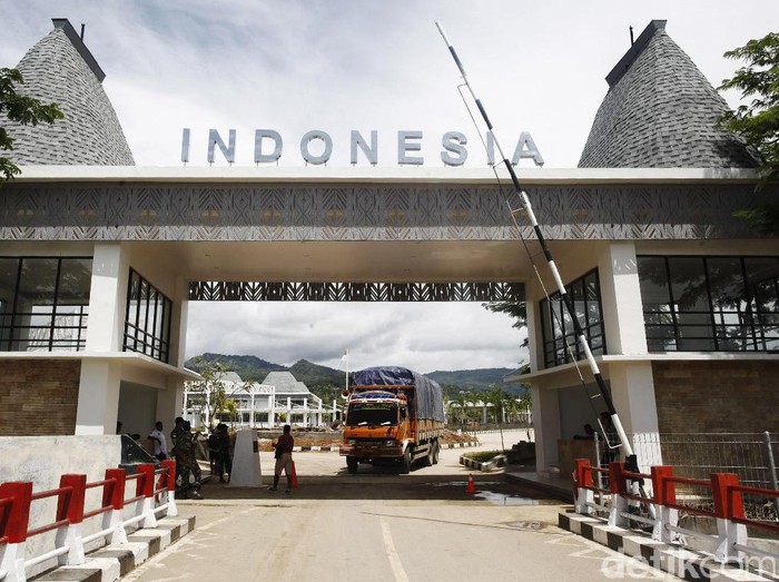Melihat Lebih Dekat PLBN Motaain

Suasana Pos Lintas Batas Negara (PLBN) Terpadu Motaain di Kabupaten Belu, Nusa Tenggara Timur (NTT) yang baru saja diresmikan oleh Presiden RI Joko Widodo beberapa waktu lalu, Sabtu (04/04/2017). PLBN Motaain merupakan satu dari tujuh PLBN yang dipugar pemerintah, dengan tujuan mengubah kawasan tertinggal dengan tujuan di mana kawasan terluar harus jadi beranda depan Indonesia, bukan lagi sebagai halaman belakang yang kurang diperhatikan. Grandyos Zafna/detikcom


-. PLBN Motaain yang berdiri diatas lahan mencapai 4,62 ha.

-. Bangunan PLBN Motaain meliputi zona inti yang terdiri dari bangunan utama PLBN, gedung pemeriksaan kendaraan dan power house. 

-. Arsitektur atapnya berbentuk rumah adat masyarakat Belu, dengan ornamen sun shading pada atap gedung pemeriksaan kendaraan pribadi mengadaptasi corak tenun setempat.  

-. Di bagian terdepan atau perbatasan Indonesia dan Timor Leste, terdapat gerbang lintas batas negara yang dihiasi ornamen tulisan Motaain Indonesia, dan jembatan transisi, di mana warna merah putih bersanding dengan warna khas negara Timor Leste, merah, kuning dan hitam.

-.