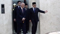 Presiden Afganistan Mohammad Ashraf Ghani bersama Zulkifli Hasan saat memasuki ruang pertemuan.