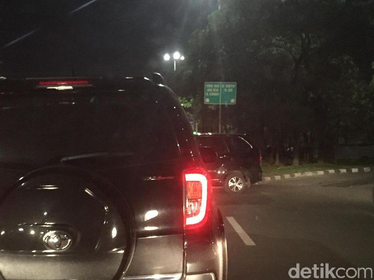 Mobil Melawan Arus di Cilandak