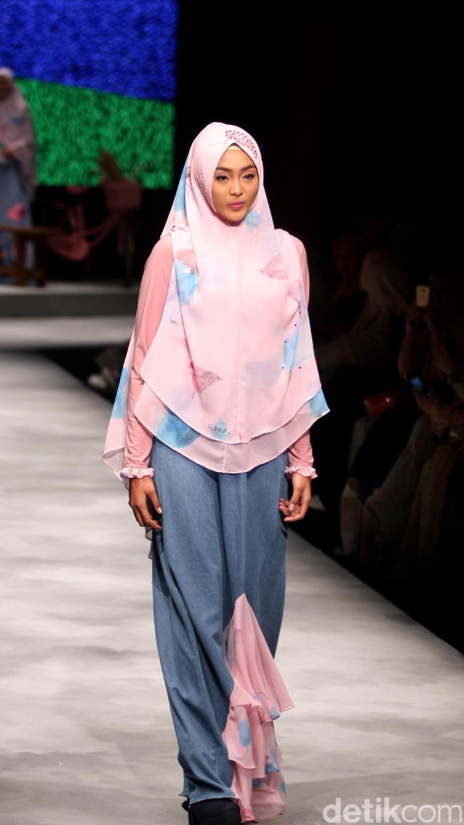 Koleksi Brand Si.Se.Sa yang mengusung tema PopNimes di Muslim Fashion Festival 2017. Jakarta Convention Center. Senayan. jakarta. [Foto: Mohammad Abduh/Wolipop]