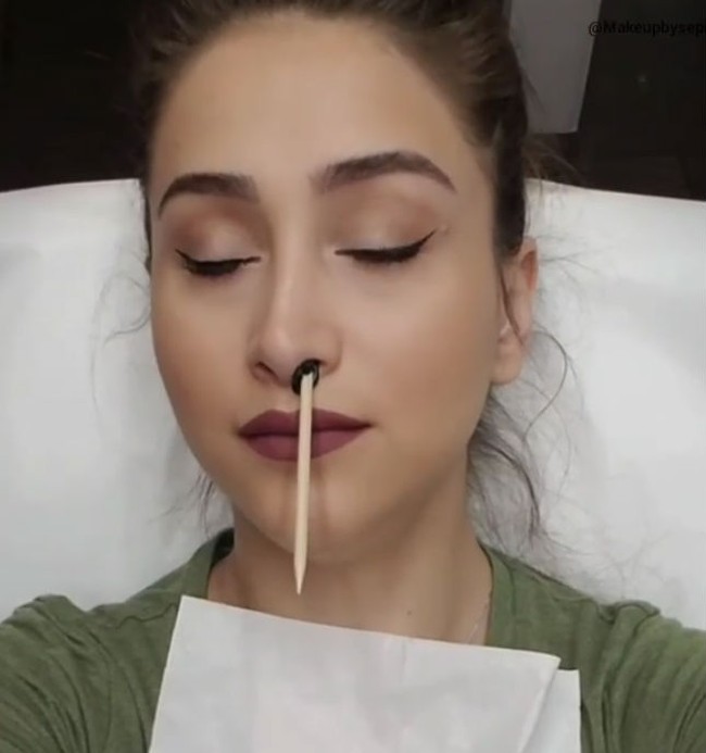 Para wanita memberikan tutorial, bagaimana cara mendapat bulu hidung ekstensi yang terlihat nyata di lama Instagram mereka. Foto: dok. Instagram