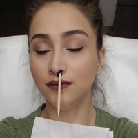 Para wanita memberikan tutorial, bagaimana cara mendapat bulu hidung ekstensi yang terlihat nyata di lama Instagram mereka. Foto: dok. Instagram