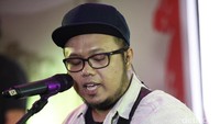 Selanjutnya mereka memainkan lagu Terlahir Beda dan Bila Bersamamu yang menjadi soundtrack film The Guys.