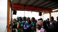 Tak kurang 1 juta orang wisatawan datang ke Danau Galilea setiap tahunnya. Mereka datang dari berbagai negara, termasuk turis asal Nigeria ini. Mereka berwisata rohani sekaligus ziarah ke berbagai situs peninggalan Yesus di Israel (Ronen Zvulun/Reuters)