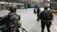 Polisi bersenjata lengkap langsung mengamankan lokasi. Daniel Dikson/Reuters.