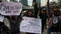 Mereka menuntut areal pertambangan Freeport di Tembagapura ditutup karena dinilai telah merugikan pemerintah Indonesia dan merusak lingkungan yang ada di Papua.  
