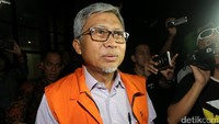 Direktur Keuangan PT PAL Saiful Anwar diperiksa sebagai saksi untuk tersangka yang diduga sebagai perantara suap, yaitu Dirut PT Pirusa Agus Nugroho.