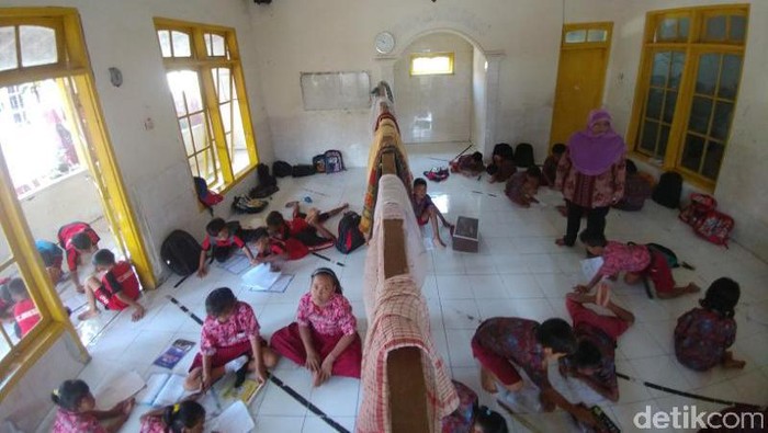 Murid Belajar di Musala, Pembangunan Kelas Baru Tunggu Tukar Guling