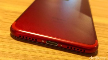 Bagian bawah iPhone 7 merah. Foto: Adi Fida Rahman/detikINET
