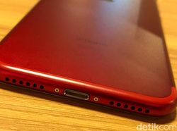 Unboxing iPhone Berkelir Merah di Jakarta