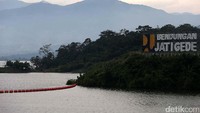 Selain itu, air dari Waduk Jatigede juga akan dimanfaatkan untuk Pembangkit Listrik Tenaga Air (PLTA) berdaya 110 Mega Watt (MW) yang saat ini tengah dibangun oleh PT PLN (Persero).
