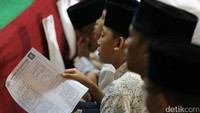 Nahdliyin mengikuti selawat dan munajat yang dipimpin para kiai PBNU.
