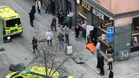 Korban diangkat ke depan pertokoan. Sementara ambulans telah tiba di lokasi untuk melakukan evakuasi. Per Haljestam/Reuters.