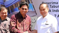 Direktur Utama Bank Mega Kostaman Thayib (kiri) berjabat tangan dengan Walikota Bitung Max J Lomban di SMP Kristen Bukit Kasih yang akan direnovasi. Pool/Bank Mega.