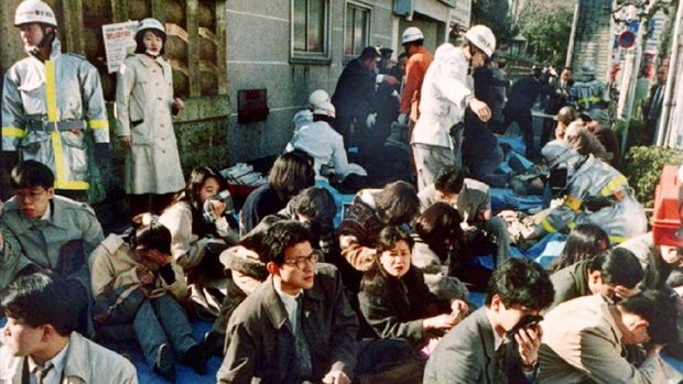 Gas sarin meneror penumpang kereta bawah tanah Tokyo.