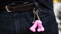 Bagi traveler yang ingin membeli cinderamata, bahkan ada gantungan kunci bentuk penis berwarna pink. Ada-ada saja ya (Behrouz Mehri/AFP)