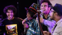 Tak sampai situ, ada tamu rahasia yang membuat heboh yaitu Pak Tarno yang didapuk sebagai Raja Disko kala lagu hits Nidji yakni Disco Lazy Time mengalun.