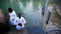 Selain karena pemandangannya yang indah, mereka datang ke Danau Galilea juga untuk menjalani ritual pembaptisan. Yesus sendiri dipercaya dibaptis di ujung selatan danau, yang mengalir ke Sungai Jordan (Ronen Zvulun/Reuters)