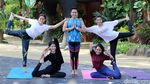 Lekuk Tubuh Jessica Iskandar Saat Lakukan Acroyoga