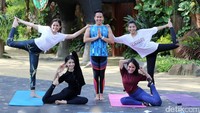Wanita yang akrab disapa Jedar itu melakukan yoga bersama teman-teman sosialitanya yang tergabung dalam Girls Squad.