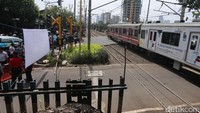 Hari pertama ujicoba ini membuat kepadatan arus-lalu-lintas dari arah Senayan menuju Pejompongan.