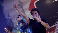 Dan lagu Biarlah jadi penutup pesta siang itu bersama Nidji.