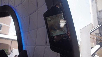 Setiap kapsul dilengkapi display video untuk melihat detail perjalanan. (Foto: Michael Franco/New Atlas)