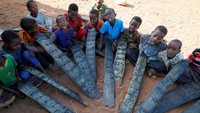 Anak-anak pengungsi Somalia belajar Alquran di sebuah kelas darurat di kamp pengungsian Dollow, Somalia, 4 April lalu. REUTERS/Zohra Bensemra.
