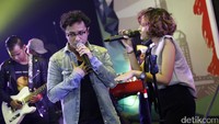 Merekapun menampilkan lagu Hancur milik musisi Malaysia yang diganti liriknya dan diaransemen ulang.
