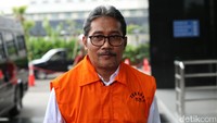 Direktur Umum PT Pirusa Agus Nugroho memasuki gedung KPK.